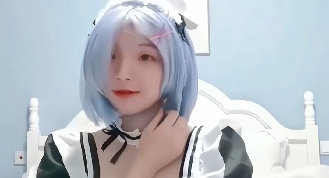 女仆装骚穴塞水晶棒 疯🤕+=/狂😋🤐😒自慰喷水内射